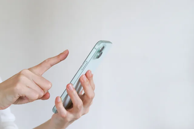 スマートフォンでSNSを操作する様子